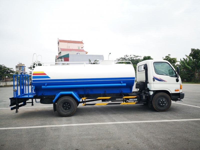 Xe phun nước rửa đường Hyundai 6 khối