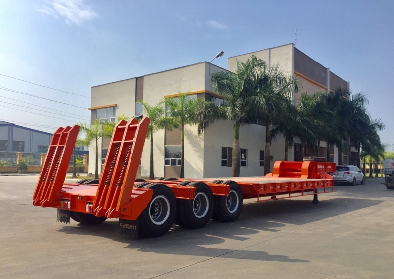 Xe phooc lùn chở máy