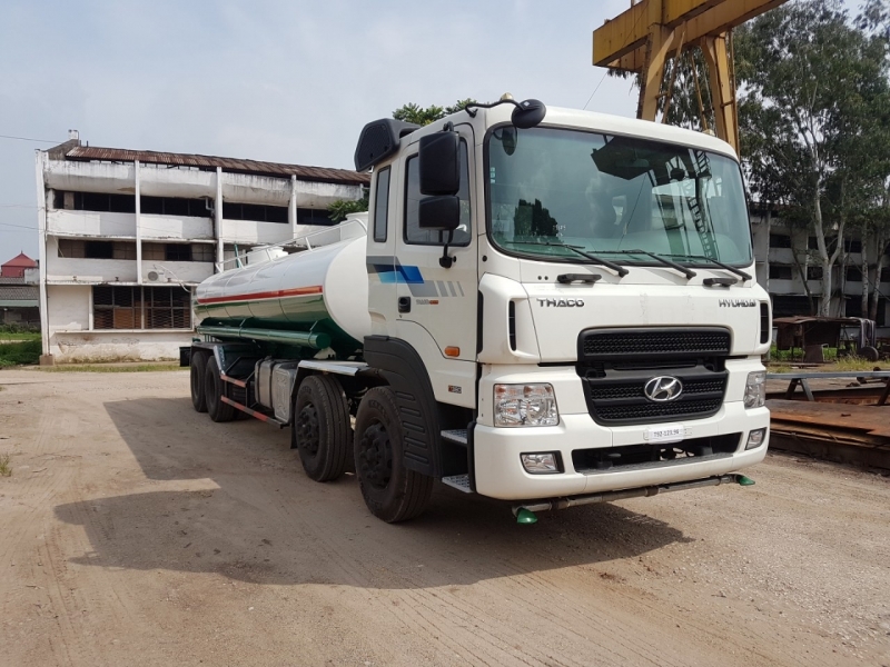 Xe phun nước rửa đường Hyundai 4 chân 17m3