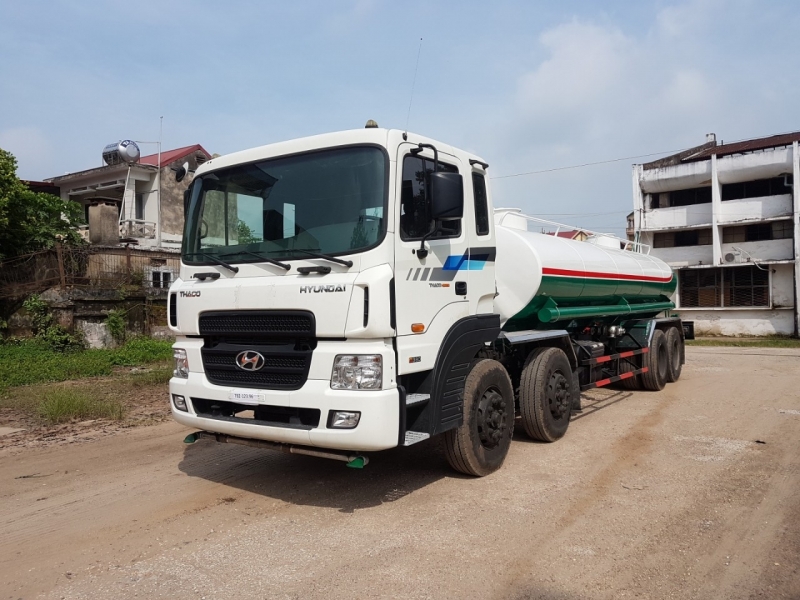 Xe phun nước rửa đường Hyundai 4 chân 17m3