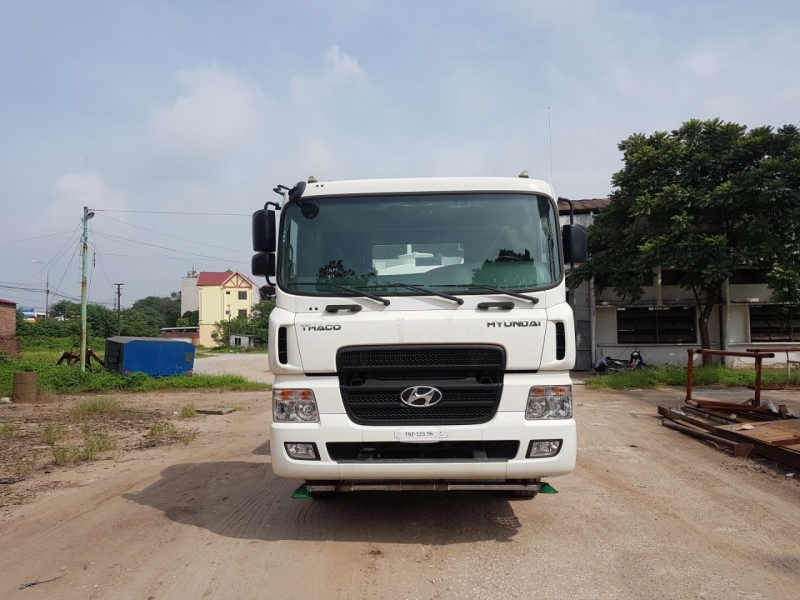 Xe phun nước rửa đường Hyundai 4 chân 17m3